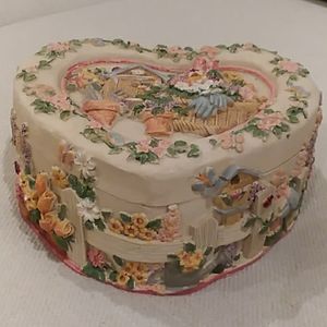 Heart-shaped trinket box